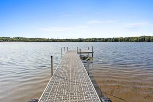 Lakefront Tranquility Spacious Retreat Sleeps 14