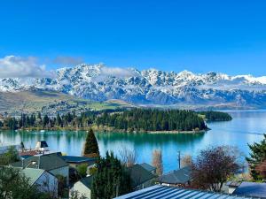 Spectacular VIEWS 2 Bedrooms & BIG DECK