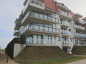 Apartment in Nieuwpoort with Pool Access