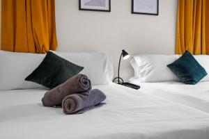 King Bed EVCharger Sleeps 8 Balcony Laundry