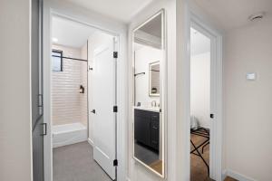 King Bed EVCharger Sleeps 8 Balcony Laundry