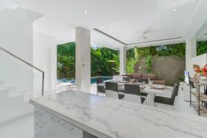 Superb 3 Bed Villa, Walk To Beach, Fast Wi-fi,