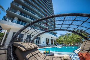 Beach, pool, and Gym 2B 2B Near Gulfstream & Mall