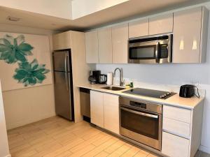 Beach, pool, and Gym 2B 2B Near Gulfstream & Mall