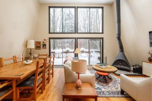 3Br 2Bath Midcentury Ski Chalet with Hot Tub & Kids Loft