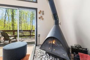 3Br 2Bath Midcentury Ski Chalet with Hot Tub & Kids Loft