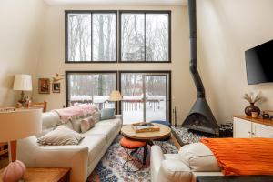 3Br 2Bath Midcentury Ski Chalet with Hot Tub & Kids Loft