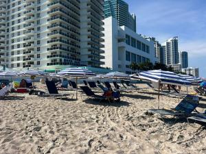 Beautiful Studio in Hallandale with Beach & Pool