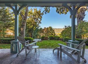 Apartment room in Historic Hood River Retreat with Stunning Gorge Views - Roe Parker House