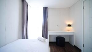 Spacious and Strategic 2BR Apartment at Trillium Residence By Travelio