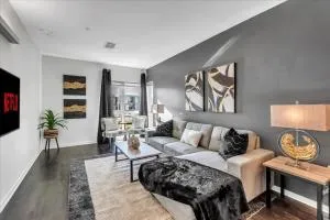 King Bed & Pool Fitness Center by LCP Collection - 本顿维尔