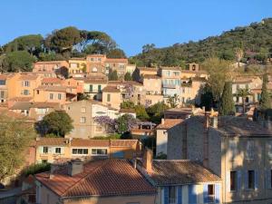 Appartement T2 à Bormes-les-Mimosas avec piscine et 5 couchages - FR-1-610-106