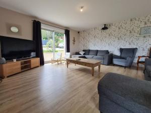 Spacieux gîte contemporain avec terrasse panoramique et piscine chauffée - FR-1-584-373