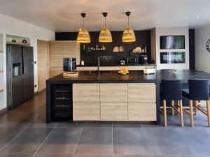 Spacieux gîte contemporain avec terrasse panoramique et piscine chauffée - FR-1-584-373