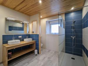 Maisons de vacances Gite de Charme pour 6 personnes avec Terrasse et Wifi - FR-1-582-529 : photos des chambres
