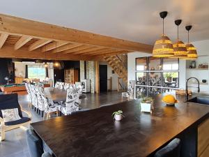 Maisons de vacances Spacieux gite contemporain avec terrasse panoramique et piscine chauffee - FR-1-584-373 : photos des chambres
