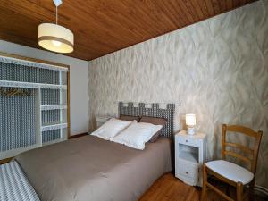 Maisons de vacances Gite de Charme pour 6 personnes avec Terrasse et Wifi - FR-1-582-529 : photos des chambres