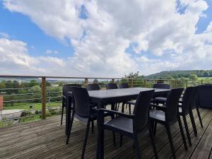 Maisons de vacances Spacieux gite contemporain avec terrasse panoramique et piscine chauffee - FR-1-584-373 : photos des chambres