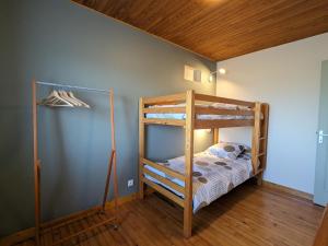 Maisons de vacances Gite de Charme pour 6 personnes avec Terrasse et Wifi - FR-1-582-529 : photos des chambres