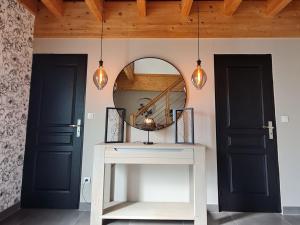 Maisons de vacances Spacieux gite contemporain avec terrasse panoramique et piscine chauffee - FR-1-584-373 : photos des chambres