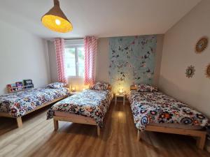 Maisons de vacances Spacieux gite contemporain avec terrasse panoramique et piscine chauffee - FR-1-584-373 : photos des chambres
