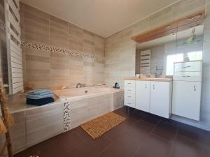 Appartements Appartement lumineux renove, pres de Nancy - FR-1-584-372 : photos des chambres