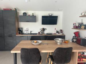 Charmante Maison Rénovée Proche Plage et Forêt avec Jardin - FR-1-652-57