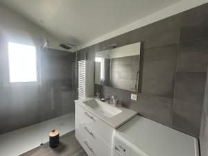 Charmante Maison Rénovée Proche Plage et Forêt avec Jardin - FR-1-652-57