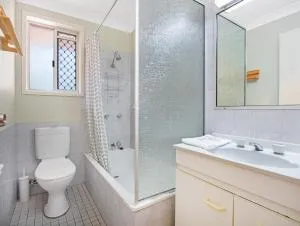 Relaxing Townhouse Steps from the Beach - 赫维湾