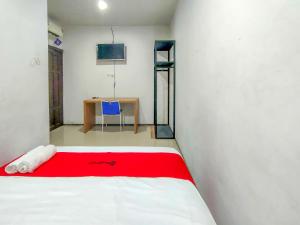 RedDoorz Padang Pasir near Petra University Surabaya