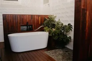 41 Found - Lux Vintage Home with Outdoor Bath - Cooee