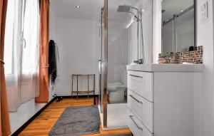 Maisons de vacances Amazing Home In Sernhac With Wifi : Maison de Vacances 3 Chambres 
