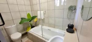 Tranquil flatlet with Full Kitchen & Pool Access