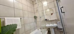 Tranquil flatlet with Full Kitchen & Pool Access