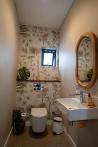 Sandy Beach Haven - With Daily Housekeeping