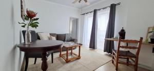 Tranquil flatlet with Full Kitchen & Pool Access