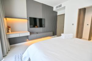 Stunning 1BR Retreat with Crystal Lagoon Views!