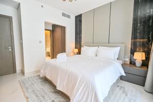 Stunning 1BR Retreat with Crystal Lagoon Views!