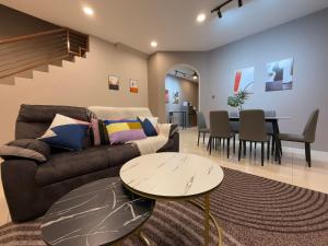 FunkyVila6 14Pax 4BR Near188Tower, HTAA, Airport