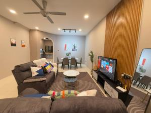 FunkyVila6 14Pax 4BR Near188Tower, HTAA, Airport