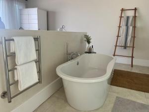 Contemoporary with a amazing views and Heated Pool