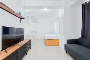 Luxury Studio at 19th Floor Apartment Urbantown Serpong By Travelio
