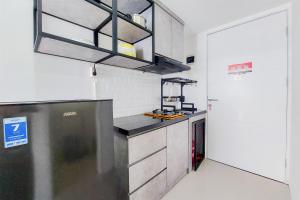 Luxury Studio at 19th Floor Apartment Urbantown Serpong By Travelio