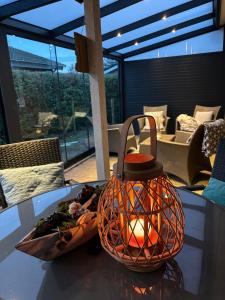 Strandnahes Ferienhaus mit Wintergarten grosser uneinsehbarer Garten