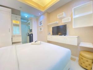 Well Furnished Studio Room at Grand Asia Afrika Apartment By Travelio
