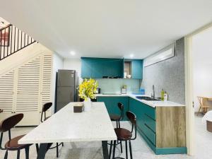 The house s impressive design, quiet and spacious