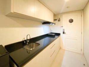 Modern Look Studio Apartment at Marquis de Lafayette By Travelio