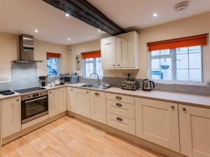 Spacious home sleeps 9 - walker cyclist retreat - Pass the Keys