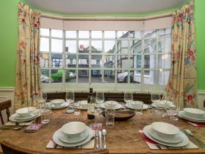 Spacious home sleeps 9 - walker cyclist retreat - Pass the Keys