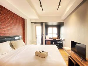 Comfort Studio Room at Mekarwangi Square Cibaduyut Apartment By Travelio